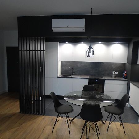 Black&White Apartment Bis - Małe Garbary 8 Poznań Zewnętrze zdjęcie